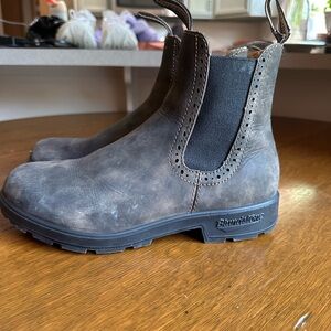 Blundstone Distressed Brown Leather Boots